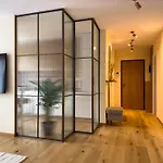 Cozy Elegant Stay With Mountain Views & Parking