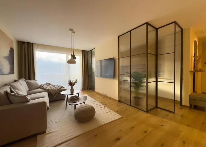Cozy Elegant Stay With Mountain Views & Parking