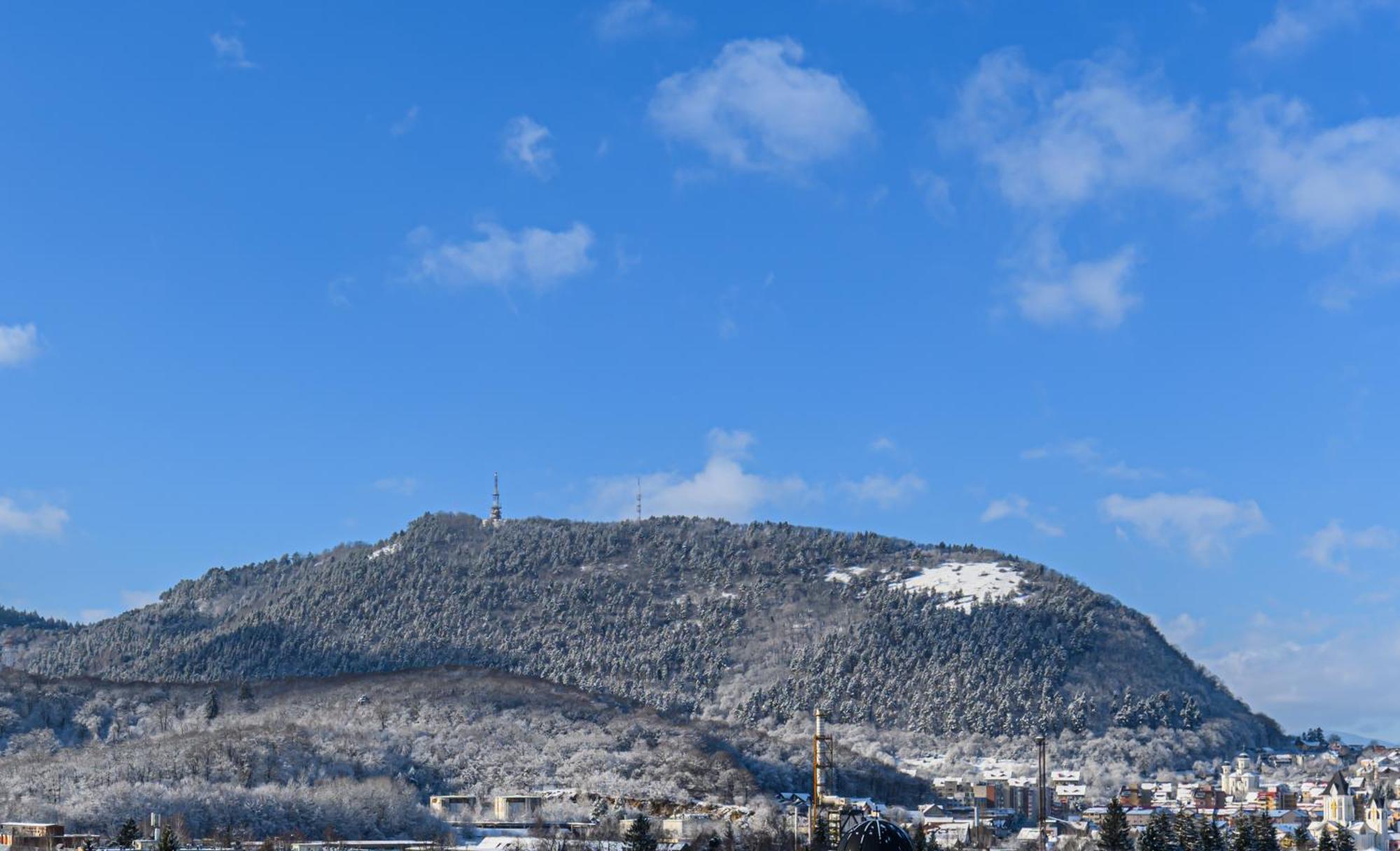 Cozy Elegant With Mountain Views & Parking Apartament