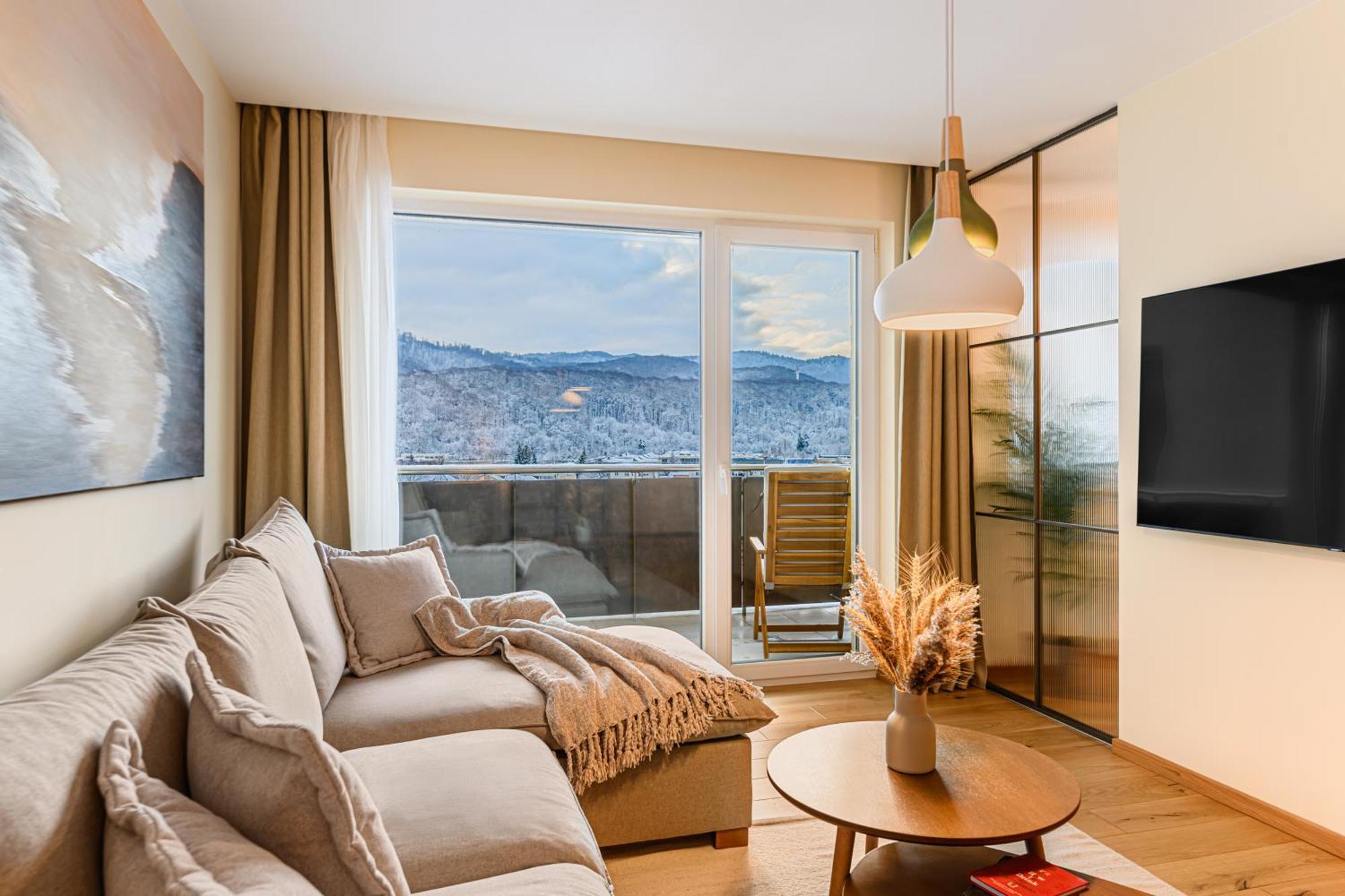 Cozy Elegant With Mountain Views & Parking *