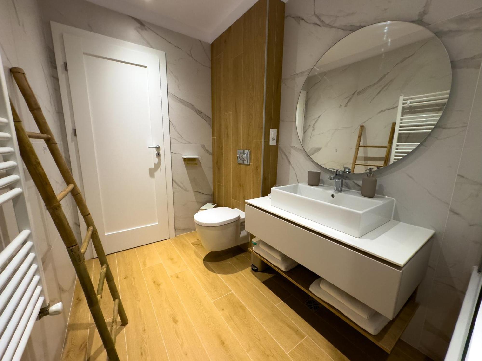 Cozy Elegant With Mountain Views & Parking *