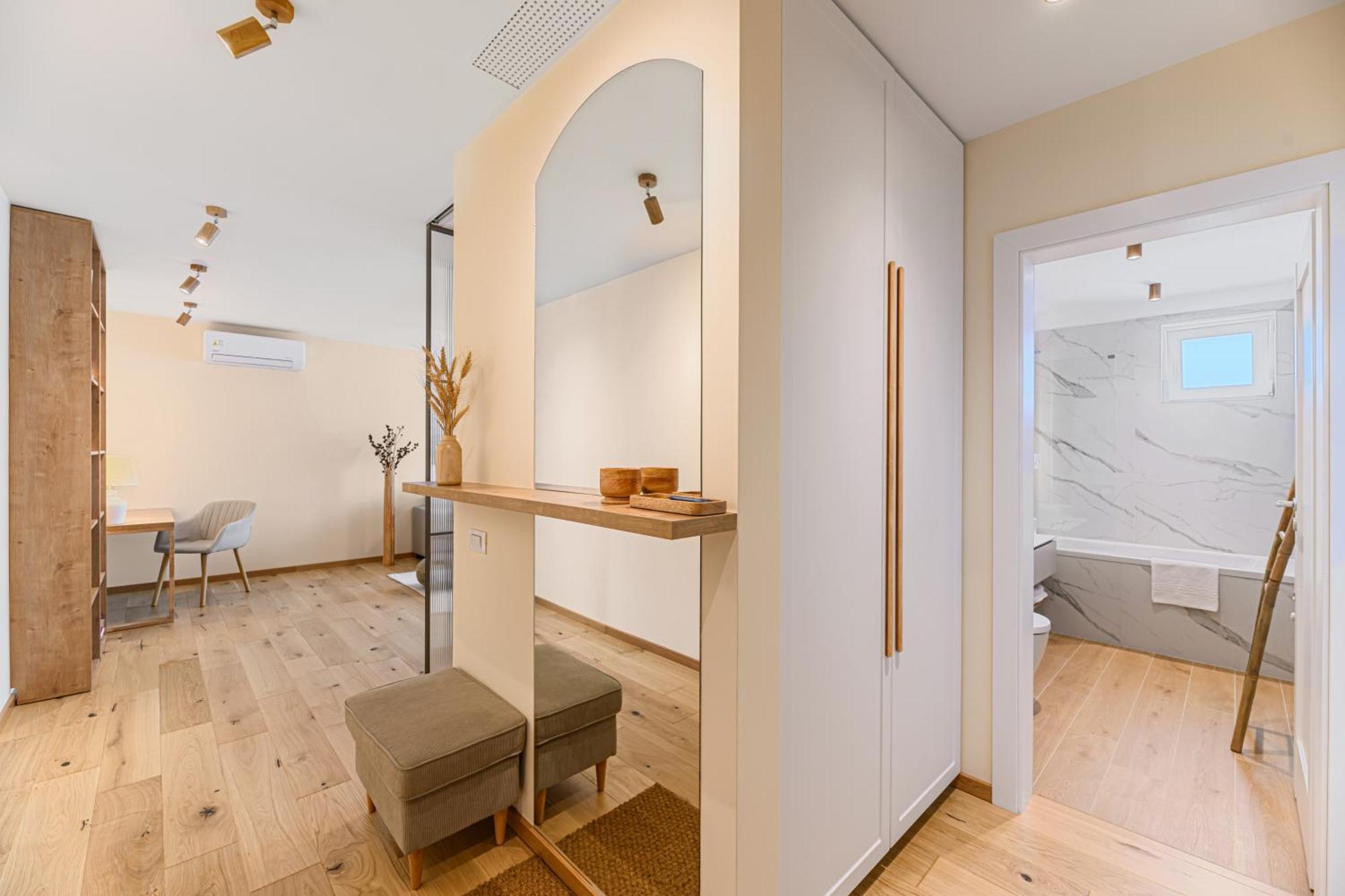 Cozy Elegant With Mountain Views & Parking Apartament