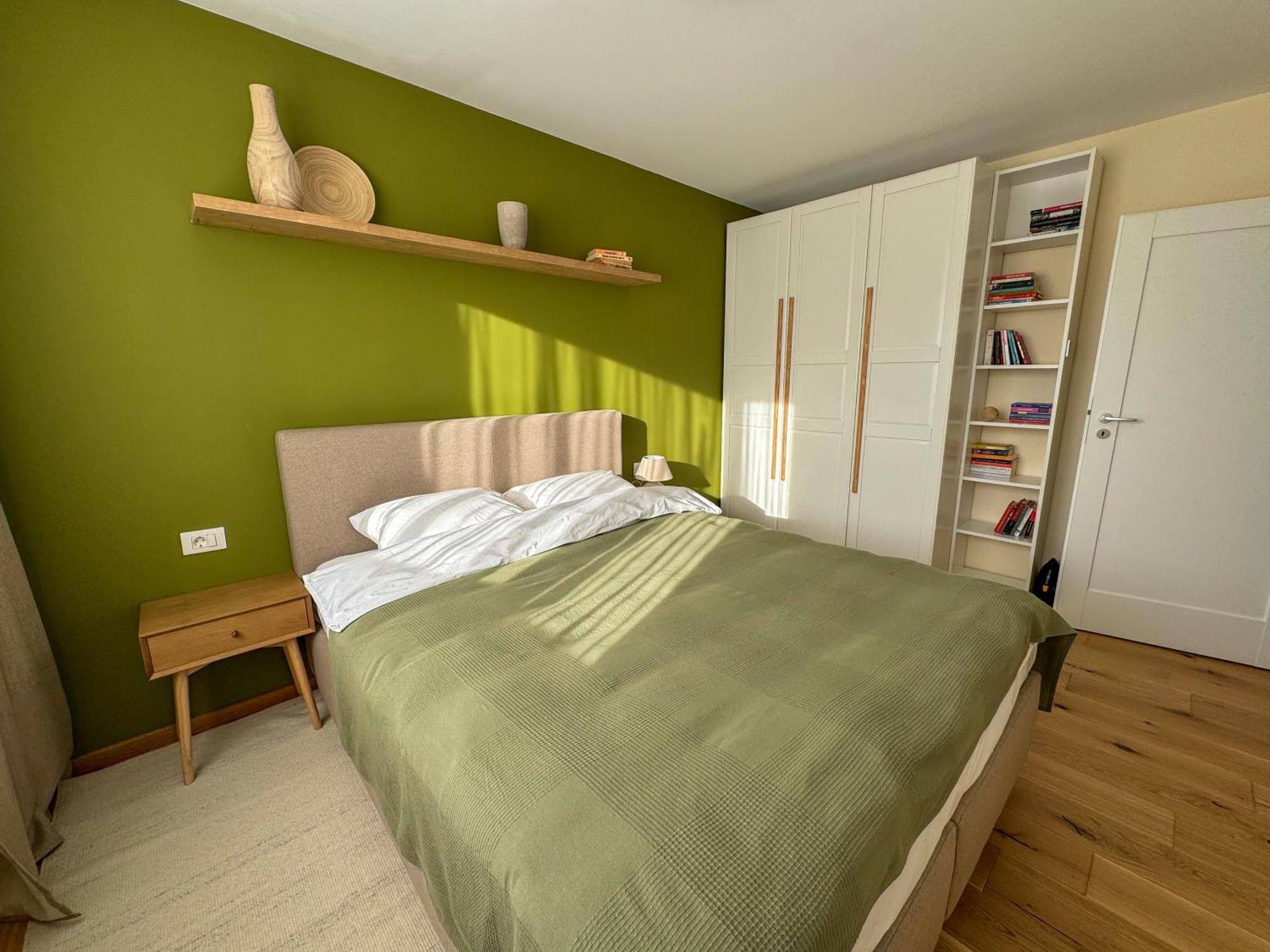 Cozy Elegant With Mountain Views & Parking *