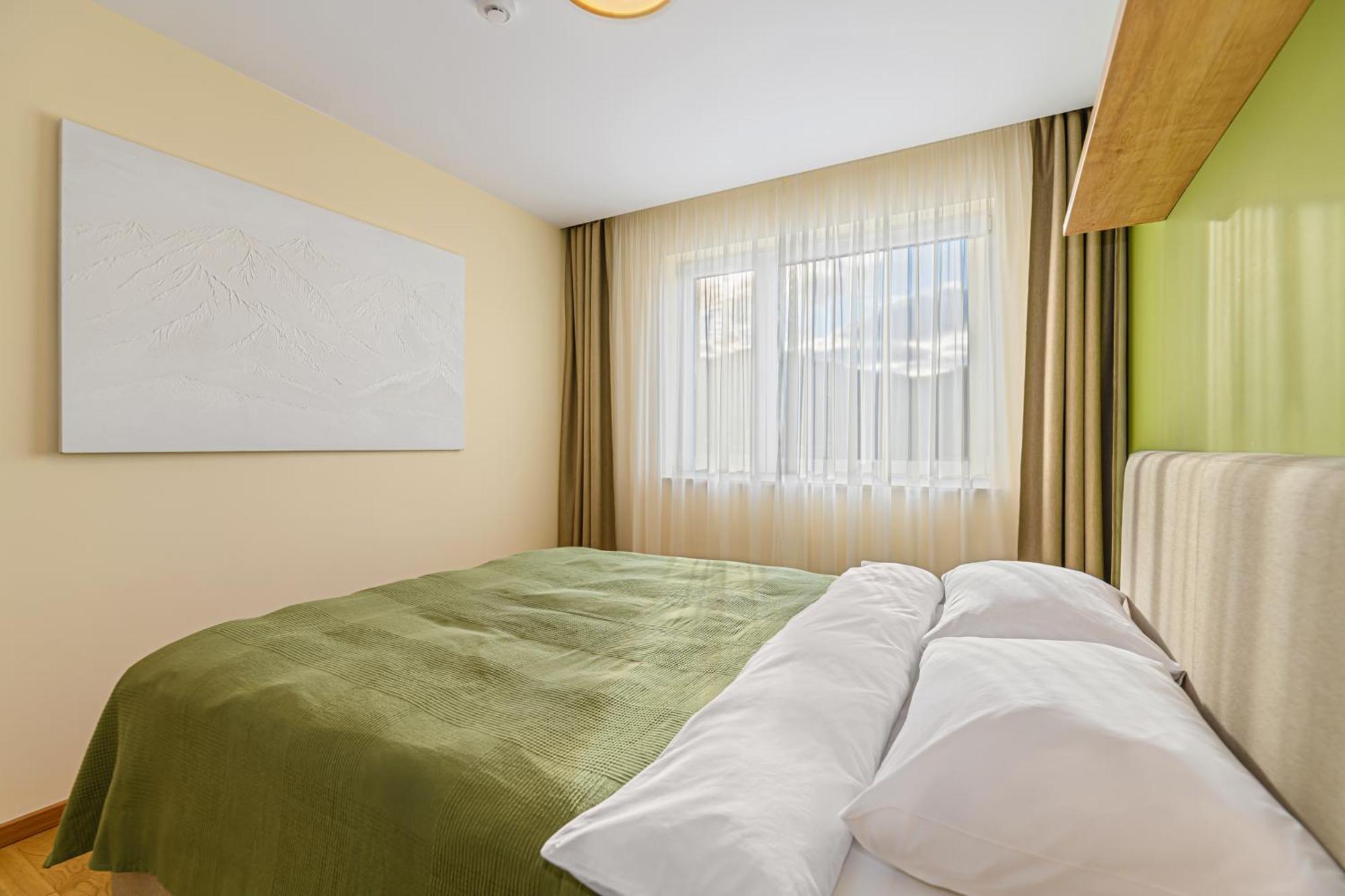 Cozy Elegant With Mountain Views & Parking Apartament